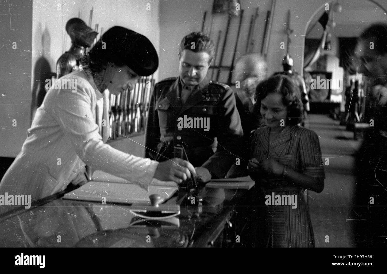 Warszawa, 1947-06. Wizyta Wandy Wasilewskiej w Muzeum Wojska Polskiego. Nz. Wasilewska (L) wpisuje siê do ksiêgi goœci. ps/gr  PAP    Dok³adny dzieñ wydarzenia nieustalony.      Warsaw, June 1947. A visit by Wanda Wasilewska at Polish Army Museum. Pictured: Wasilewska (left) signing a visitors' book.  ps/gr  PAP Stock Photo