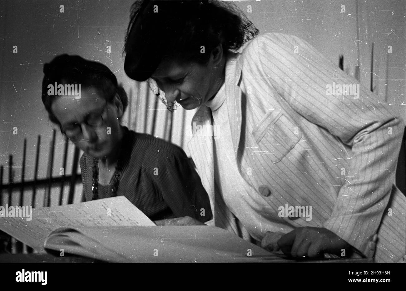 Warszawa, 1947-06. Wizyta Wandy Wasilewskiej w Muzeum Wojska Polskiego. Nz. Wasilewska (P) przegl¹da wpisy w ksiêdze goœci muzeum. ps/gr  PAP    Dok³adny dzieñ wydarzenia nieustalony.      Warsaw, June 1947. A visit by Wanda Wasilewska at Polish Army Museum. Pictured: Wasilewska (right) looking through a visitors' book.  ps/gr  PAP Stock Photo