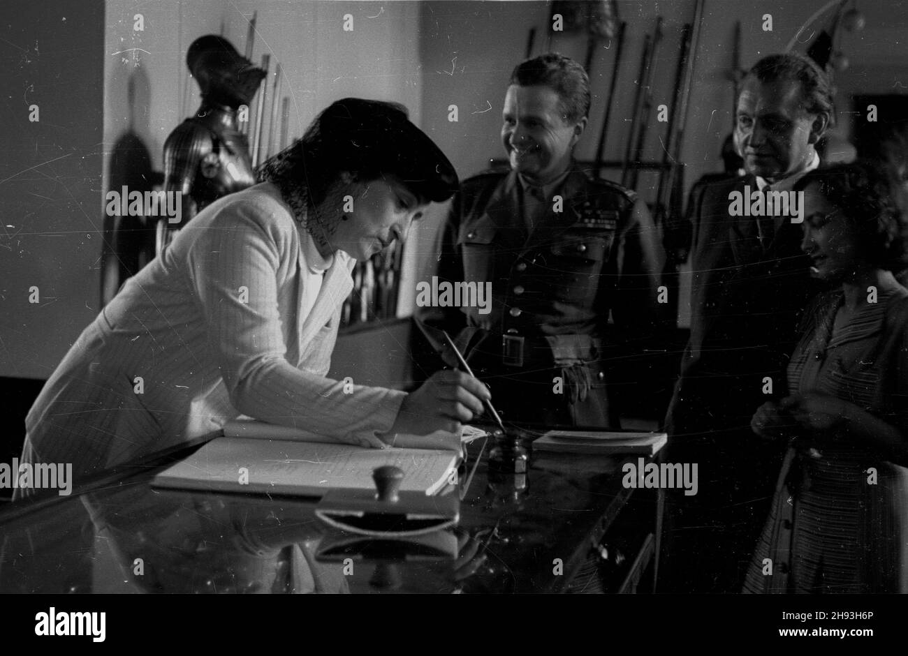 Warszawa, 1947-06. Wizyta Wandy Wasilewskiej w Muzeum Wojska Polskiego. Nz. Wasilewska (L) wpisuje siê do ksiêgi goœci. ps/gr  PAP    Dok³adny dzieñ wydarzenia nieustalony.      Warsaw, June 1947. A visit by Wanda Wasilewska at Polish Army Museum. Pictured: Wasilewska (left) signing a visitors' book.  ps/gr  PAP Stock Photo