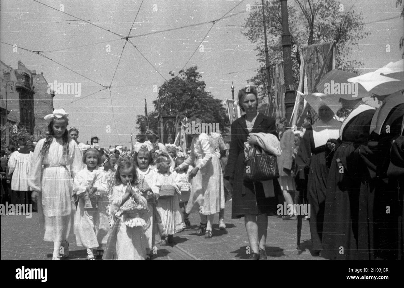 Warszawa, 1947-06-05. Procesja Bo¿ego Cia³a na Krakowskim Przedmieœciu. Nz.  maszeruje Kompania Honorowa Wojska Polskiego. ps/gr PAP Warsaw, June 5,  1947. A Corpus Cristi procession in Krakowskie Przedmiescie Street.  Pictured: the Honour Guard