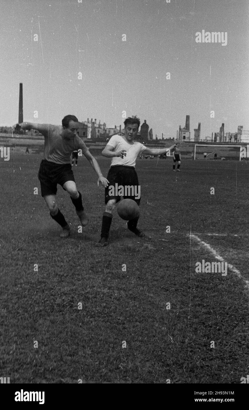 Warszawa, 1947-06-15. Mecz pi³ki no¿nej pomiêdzy zespo³em Polskiego Radia i warszawskich artystów na stadionie Legii przy ul. £azienkowskiej. Dochód przeznaczono na schronisko artystów-weteranów i sieroty po poleg³ych aktorach. Nz. walka o pi³kê przed polem karnym. ps/gr  PAP      Warsaw, June 15, 1947. Football match between Polish Radio team and Warsaw's artists team on the Legia stadium at the Lazienkowska street. The income was destinated for the artists-veterans hostel and orphans of fallen artists. Pictured: the match.  ps/gr  PAP Stock Photo