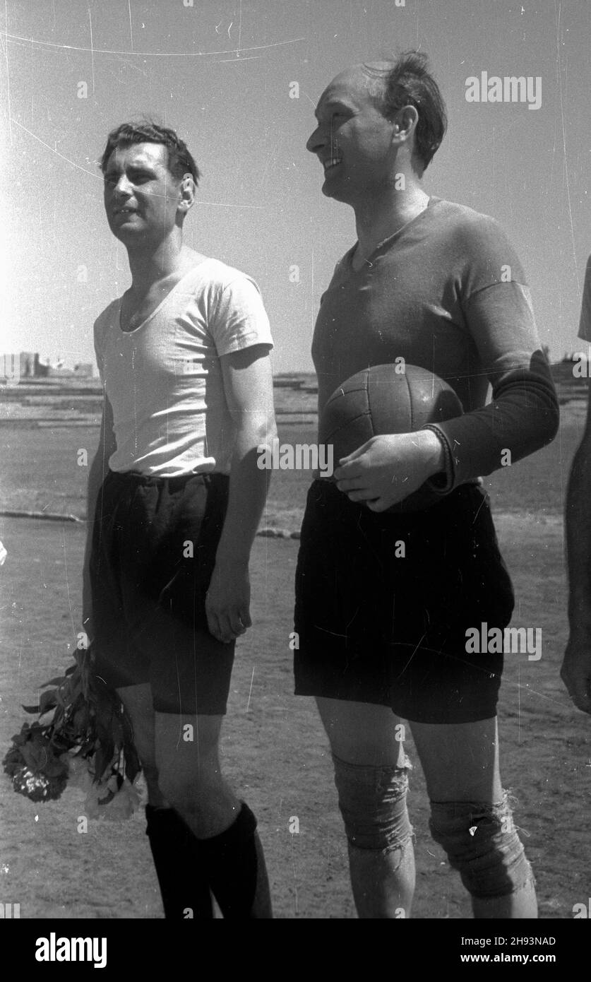 Warszawa, 1947-06-15. Mecz pi³ki no¿nej pomiêdzy zespo³em Polskiego Radia i warszawskich artystów na stadionie Legii przy ul. £azienkowskiej. Dochód przeznaczono na schronisko artystów-weteranów i sieroty po poleg³ych aktorach. Nz. zawodnicy przed meczem, dziennikarz radiowy Tadeusz Pyszkowski (L) i twórca orkiestry Polskiego Radia dyrygent Stefan Rachoñ. ps/gr PAP Warsaw, June 15, 1947. A soccer match between the team of Polish Radio and Warsaw artists at Legia stadium on Lazienkowska Street. The fund-raiser action - money are assigned for artists-veterans and orphaned artists children. Stock Photo
