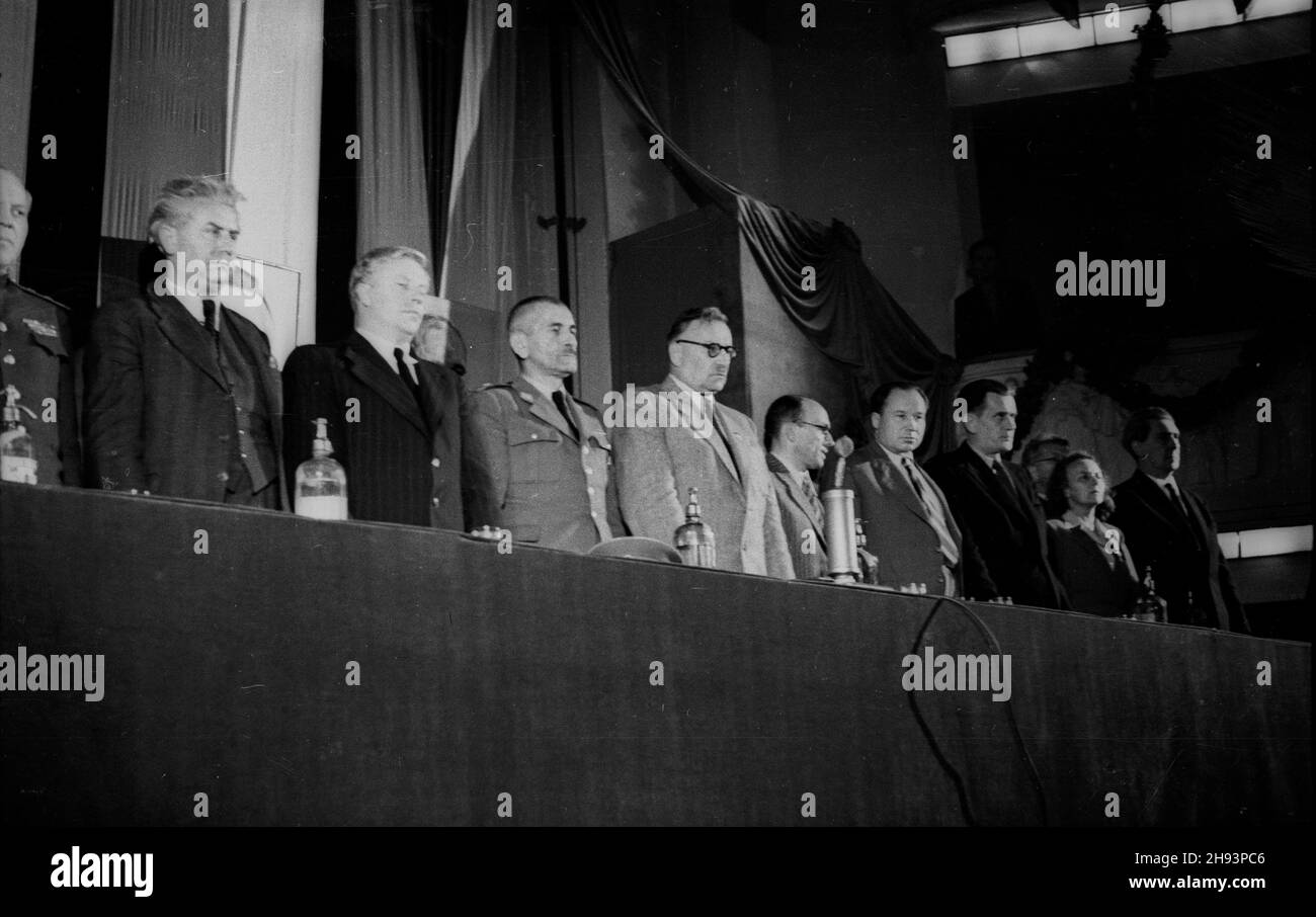 Warszawa, 1947-06-17. Wiec Komitetu Ogólnos³owiañskiego w teatrze Roma. Nz. genera³ A. Gundorow (L), wiceprzewodnicz¹cy Komitetu Aleksandr Wozniesienski (3L), przewodnicz¹cy genera³ Bo¿ydar Maslaricz (4L), wicemarsza³ek Sejmu Wac³aw Barcikowski (5L). ps/gr  PAP      Warsaw, June 17, 1947. A rally of the All-Slavonic Committee in the Roma theatre. Pictured: general A. Gundorov (left), deputy head of the Committee Aleksandr Wozniesienski (3rd left), head of the Committee Bozydar Maslaricz (4th left), deputy Sejm speaker Waclaw Barcikowski (5th left).  ps/gr  PAP Stock Photo
