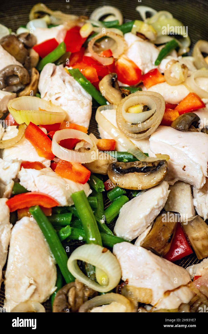 chicken stir fry in a large frying pan Stock Photo - Alamy