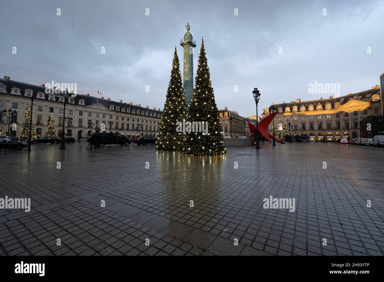 Christmas Decoration On Place Vendome Louis Vuitton Store Paris High-Res  Stock Photo - Getty Images