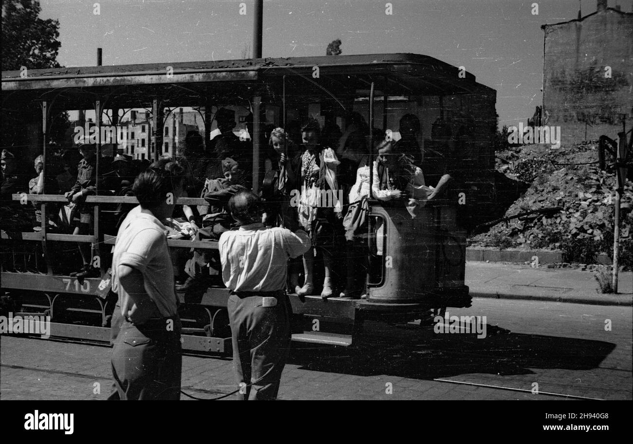 Szczecin, 1947-06-29. Ogólnopolskie obchody Œwiêta Morza. Nz. operatorzy Polskiej Kroniki Filmowej filmuj¹ pasa¿erów tramwaju, jad¹cych obejrzeæ uroczystoœæ. Z kamer¹ W³adys³aw Forbert. po/mgs  PAP/Jerzy Baranowski      Szczecin, June 29, 1947. National Sea Day. Pictured: Polish Newsreel cameramen filming passengers of a tram going to the celebrations.   po/mgs  PAP/Jerzy Baranowski Stock Photo