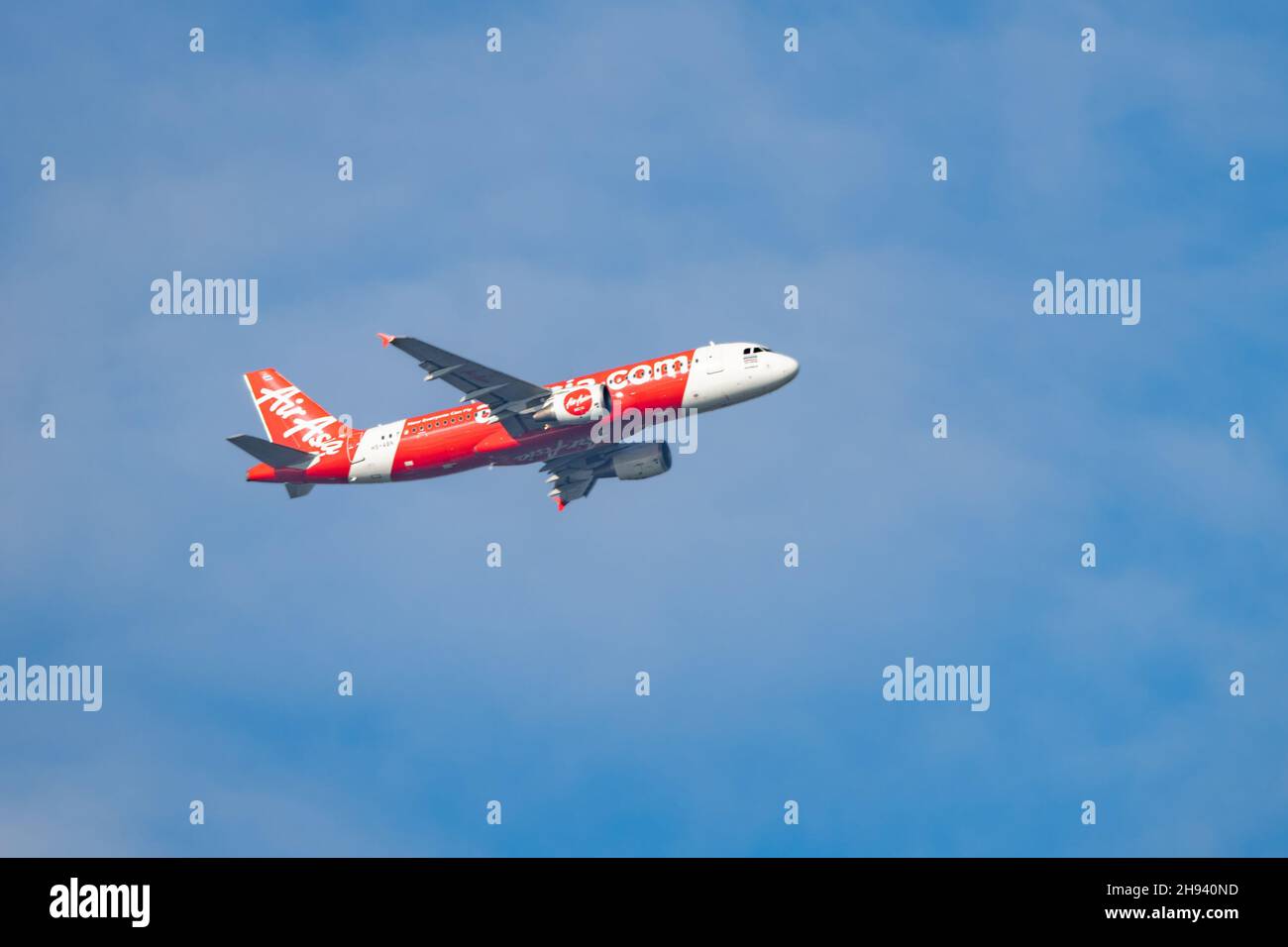 Air Asia jet flying into Thailand's Suvarnabhumi Airport. Stock Photo