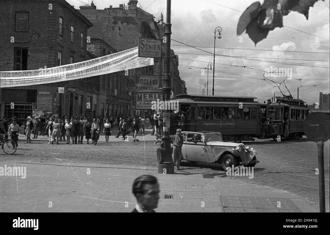 Warszawa, 1947-07. Ruch uliczny na skrzy¿owaniu Marsza³kowskiej i Alejach Jerozolimskich (do 1949 r. na tym odcinku nosz¹cych nazwê al. Gen. W³adys³awa Sikorskiego). po/gr  PAP/Stanis³aw D¹browiecki      Warsaw, July 1947. Traffic on Marszalkowska Street and Jerozolimskie Avenue corner (before 1949 General Wladyslaw Sikorski Avenue).  po/gr  PAP Stock Photo