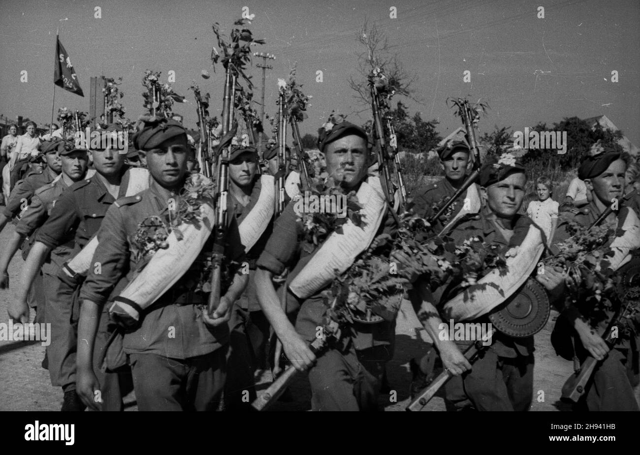 Goleniów, 1947-07. Sztafeta pod has³em - Szlakiem I Armii Wojska Polskiego, towarzysz¹ca obchodom Œwiêta Morza (Dni Morza). Nz. oddzia³ piechoty maszeruje ulicami miasta. po/gr  PAP    Dok³adny dzieñ wydarzenia nieustalony.      Goleniow, July 1947. A relay under the slogan: following the route of the 1 Polish Army which accompany the Days of the Sea. Pictured: a military unit marching throught the city.   po/gr  PAP Stock Photo