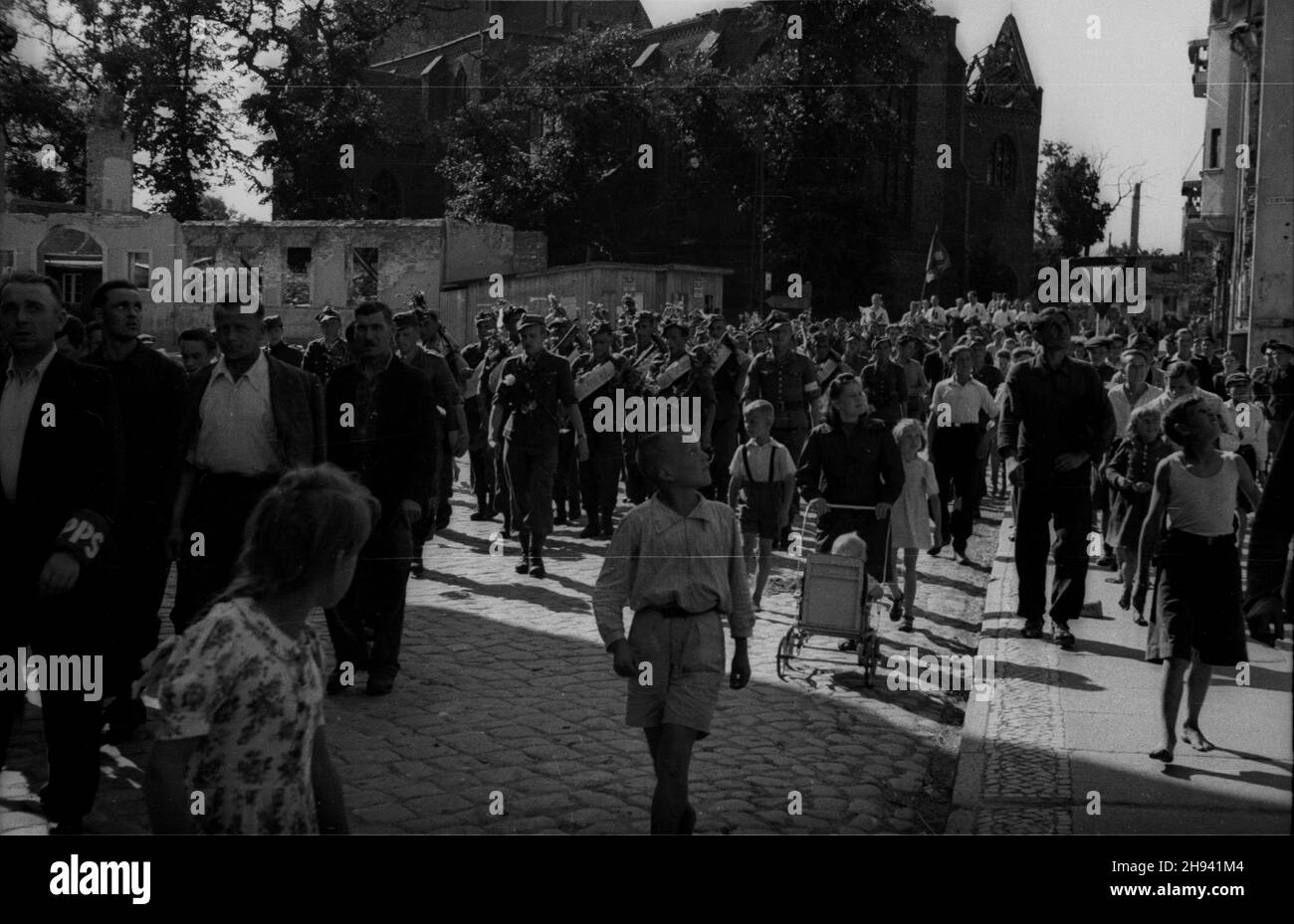 Goleniów, 1947-07. Sztafeta pod has³em - Szlakiem I Armii Wojska Polskiego, towarzysz¹ca obchodom Œwiêta Morza (Dni Morza). Nz. oddzia³ piechoty maszeruje ulicami miasta. po/gr  PAP    Dok³adny dzieñ wydarzenia nieustalony.      Goleniow, July 1947. A relay under the slogan: following the route of the 1 Polish Army which accompany the Days of the Sea. Pictured: soldiers and civilians marching throughout the city.   po/gr  PAP Stock Photo