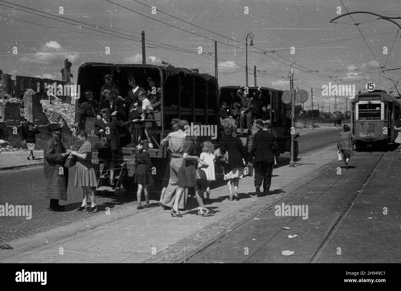 Warszawa, 194707. Muranów, ul. Nalewki. Nz. transport publiczny w