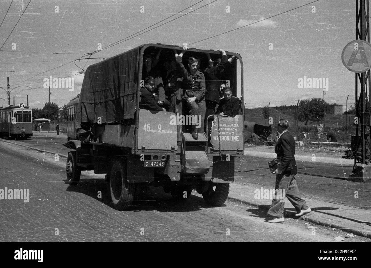 Warszawa, 194707. Muranów, ul. Nalewki. Nz. transport publiczny w