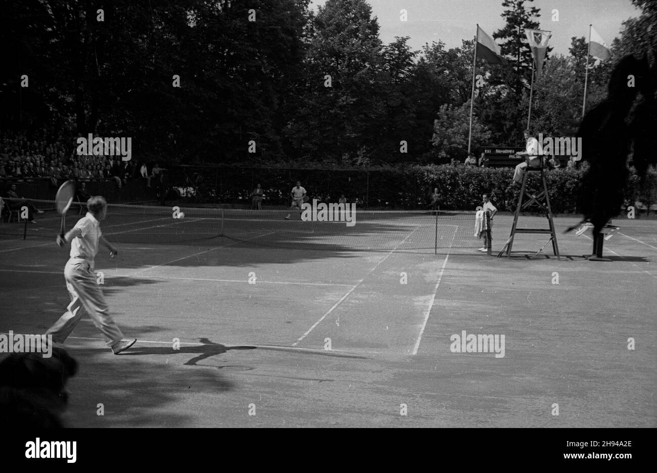 Sopot, 1947-07. XXI Mistrzostwa Polski w Tenisie, rozgrywane w dn. 7-13 lipca. na kortach Miejskiego Klubu Sportowego. Nz. pojedynek mistrzów: Józef Hebda (L) i W³adys³aw Skonecki (P). Dok³adny dzieñ wydarzenia nieustalony.  bk/ak  PAP        Sopot, July 1947. The 21st Poland Tennis Championship in the Sopot City Sport Club (July 7-13). Pictured: a battle of giants - Jozef Hebda (left) vs. Wladyslaw Skonecki (right).  bk/ak  PAP Stock Photo