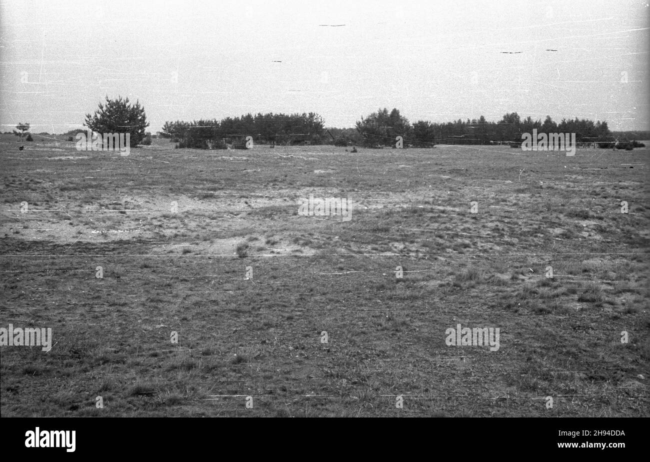 Gr¹dy, 1947-07. Teren by³ego niemieckiego obozu jenieckiego dla ¿o³nierzy radzieckich (stalag 324). ps/gr  PAP    Dok³adny dzieñ wydarzenia nieustalony.      Grady, July 1947. Former German POW camp for Soviet soldiers (stalag 324).   ps/gr  PAP Stock Photo