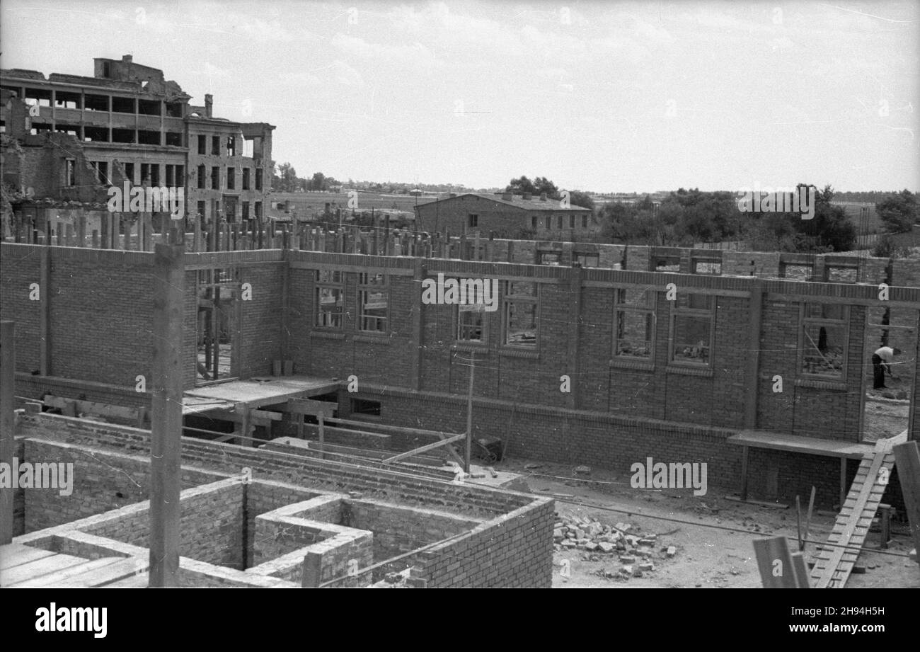 Warszawa, 1947-07. Budowa gmachu szko³y w dzielnicy M³ynów. po/mgs  PAP    Dok³adny dzieñ wydarzenia nieustalony.      Warsaw, July 1947. Construction of a school building in the Mlynow district.  po/mgs  PAP Stock Photo