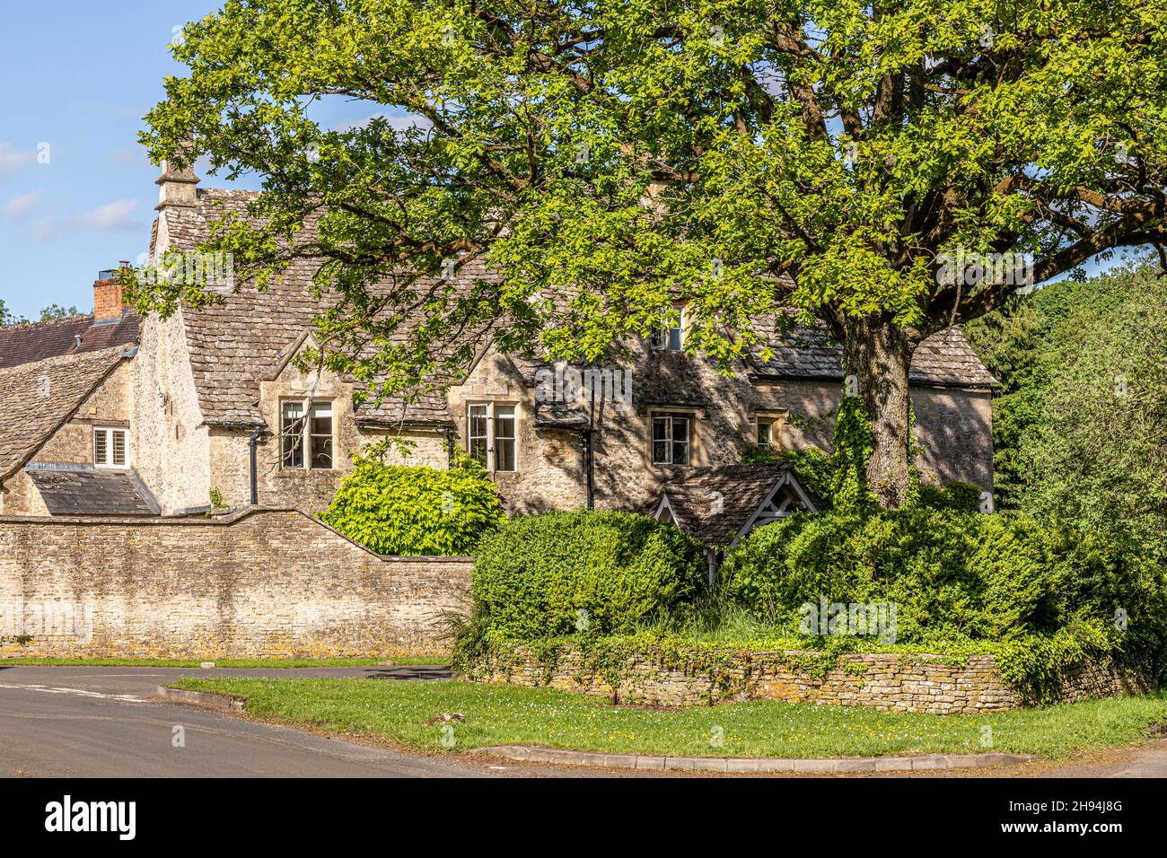 A traditional stone cottage in the Cotswold village of Coln St Dennis, Gloucestershire UK Stock Photo