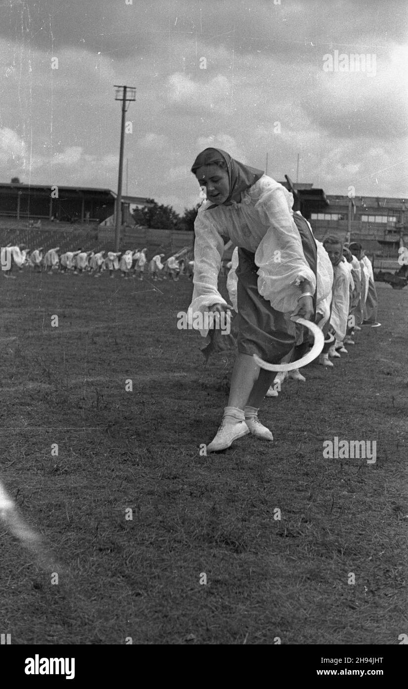 Wroc³aw, 1947-07. Stadion Olimpijski im. Karola Œwierczewskiego. Próba uczestników obozów szkolnych Ministerstwa Oœwiaty przed pokazem artystycznym, w dniu Narodowego Œwiêta Odrodzenia Polski (22 lipca). bb  PAP    Dok³adny dzieñ wydarzenia nieustalony.      Wroclaw, July 1947. The Karol Swierczewski Olympic Stadium. Participants of education ministry school camps rehearsing ahead of an artistic show on Poland's National Day on July 22.  bb  PAP Stock Photo