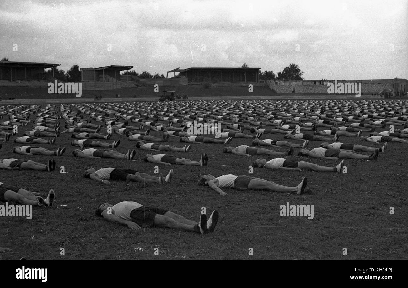 Wroc³aw, 1947-07. Stadion Olimpijski im. Karola Œwierczewskiego. Próba uczestników obozów szkolnych Ministerstwa Oœwiaty przed pokazem gimnastycznym, w dniu Narodowego Œwiêta Odrodzenia Polski (22 lipca). bb  PAP    Dok³adny dzieñ wydarzenia nieustalony.      Wroclaw, July 1947. The Karol Swierczewski Olympic Stadium. Participants of education ministry school camps rehearsing ahead of a gymnastic show on Poland's National Day on July 22.  bb  PAP Stock Photo