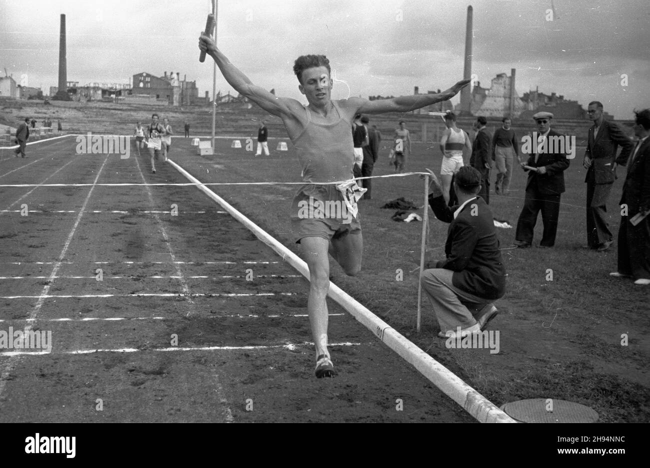 Warszawa, 1947-07-12. Lekkoatletyczne Mistrzostwa Polski mê¿czyzn na stadionie wojskowym klubu sportowego Legia, rozgrywane w dniach 12-13 lipca. Nz. finisz biegu sztafetowego. bk/gr PAP Warsaw, July 12, 1947. The Men's National Athletics Championship on the stadium of the Legia military sport club (July 12-13). Pictured: the finish of a relay race. bk/gr PAP Stock Photo