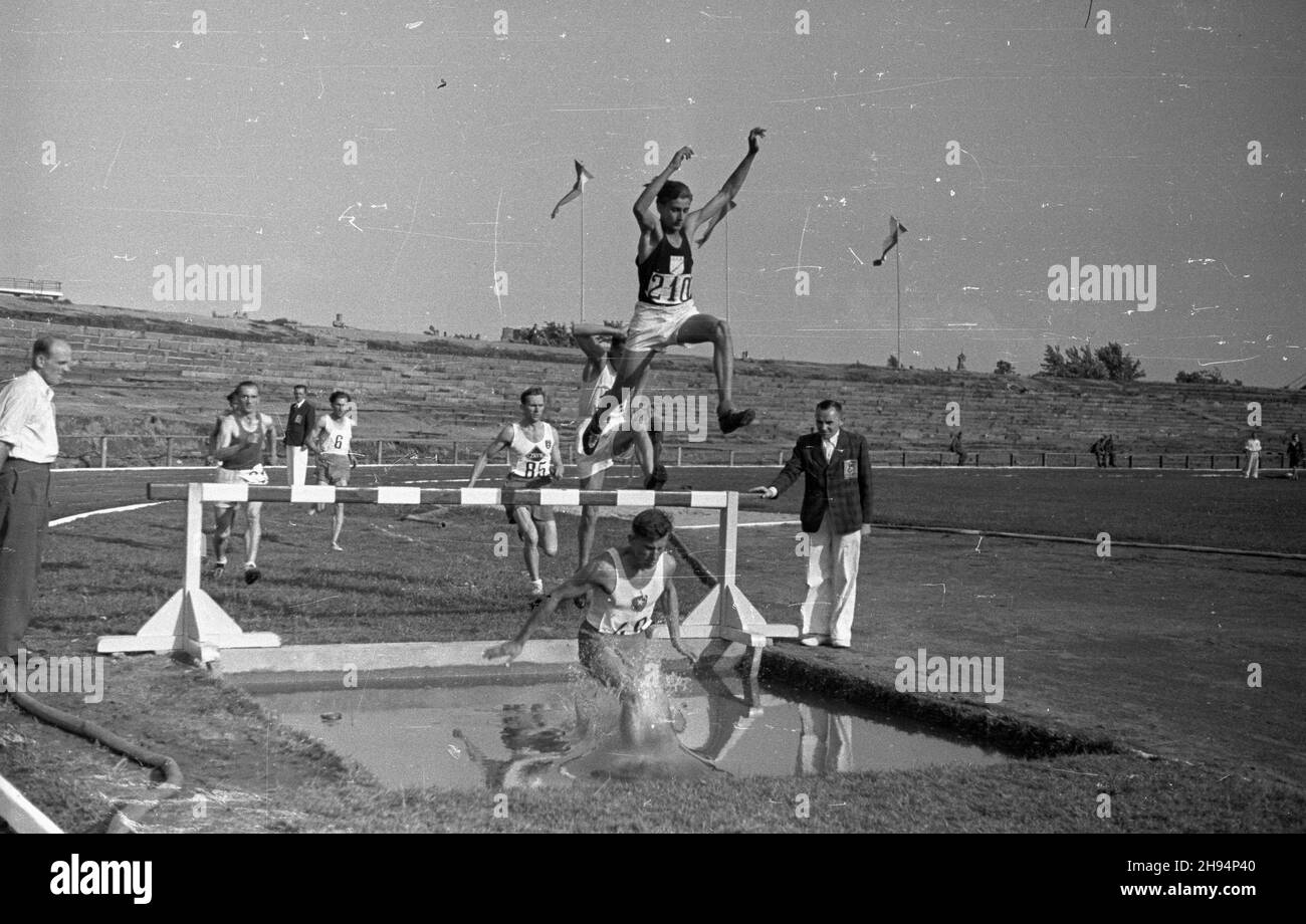 Warszawa, 1947-07-12. Lekkoatletyczne Mistrzostwa Polski mê¿czyzn na stadionie wojskowym klubu sportowego Legia, rozgrywane w dniach 12-13 lipca. Nz. bieg z przeszkodami. bk/gr  PAP      Warsaw, July 12, 1947. The Men's National Athletics Championship on the stadium of the Legia military sport club (July 12-13). Pictured: an obstacle race.  bk/gr  PAP Stock Photo