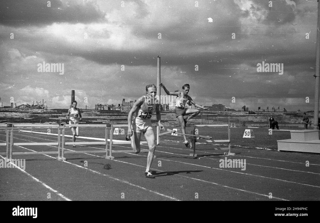 Warszawa, 1947-07-12. Stadion Wojskowego Klubu Sportowego Legia. XXIII Lekkoatletyczne Mistrzostwa Polski Mê¿czyzn, rozgrywane w dn. 12-13 lipca. Nz. bieg przez p³otki na 400 m. bk/ak  PAP    Warsaw, July 13, 1947. The Military Sports Club Legia stadium. 23rd Polish Championship in Men's Athletic, between Aug. 12th and 13th. Pictured: 400 m hurdler race.  bk/ak  PAP Stock Photo