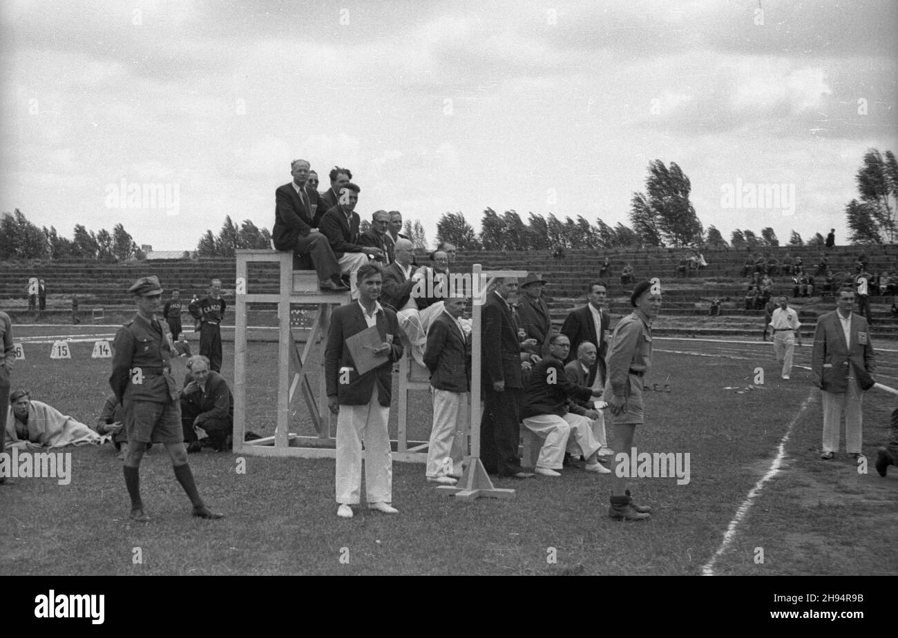 Warszawa, 1947-07-13. Stadion Wojskowego Klubu Sportowego Legia. XXIII Lekkoatletyczne Mistrzostwa Polski Mê¿czyzn, rozgrywane w dn. 12-13 lipca. Nz. widzowie i obserwatorzy. bk/ak  PAP      Warsaw, July 13, 1947. The Military Sports Club Legia stadium. 23rd Polish Championship in Men's Athletic, between Aug. 12th and 13th. Pictured: supporters.  bk/ak  PAP Stock Photo