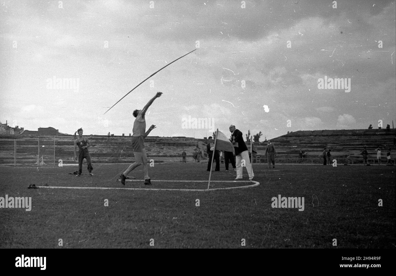 Warszawa, 1947-07-13. Stadion Wojskowego Klubu Sportowego Legia. XXIII Lekkoatletyczne Mistrzostwa Polski Mê¿czyzn, rozgrywane w dn. 12-13 lipca. Nz. rzut oszczepem. bk/ak  PAP      Warsaw, July 13, 1947. The Military Sports Club Legia stadium. 23rd Polish Championship in Men's Athletic, between Aug. 12th and 13th. Pictured: javelin throw.  bk/ak  PAP Stock Photo