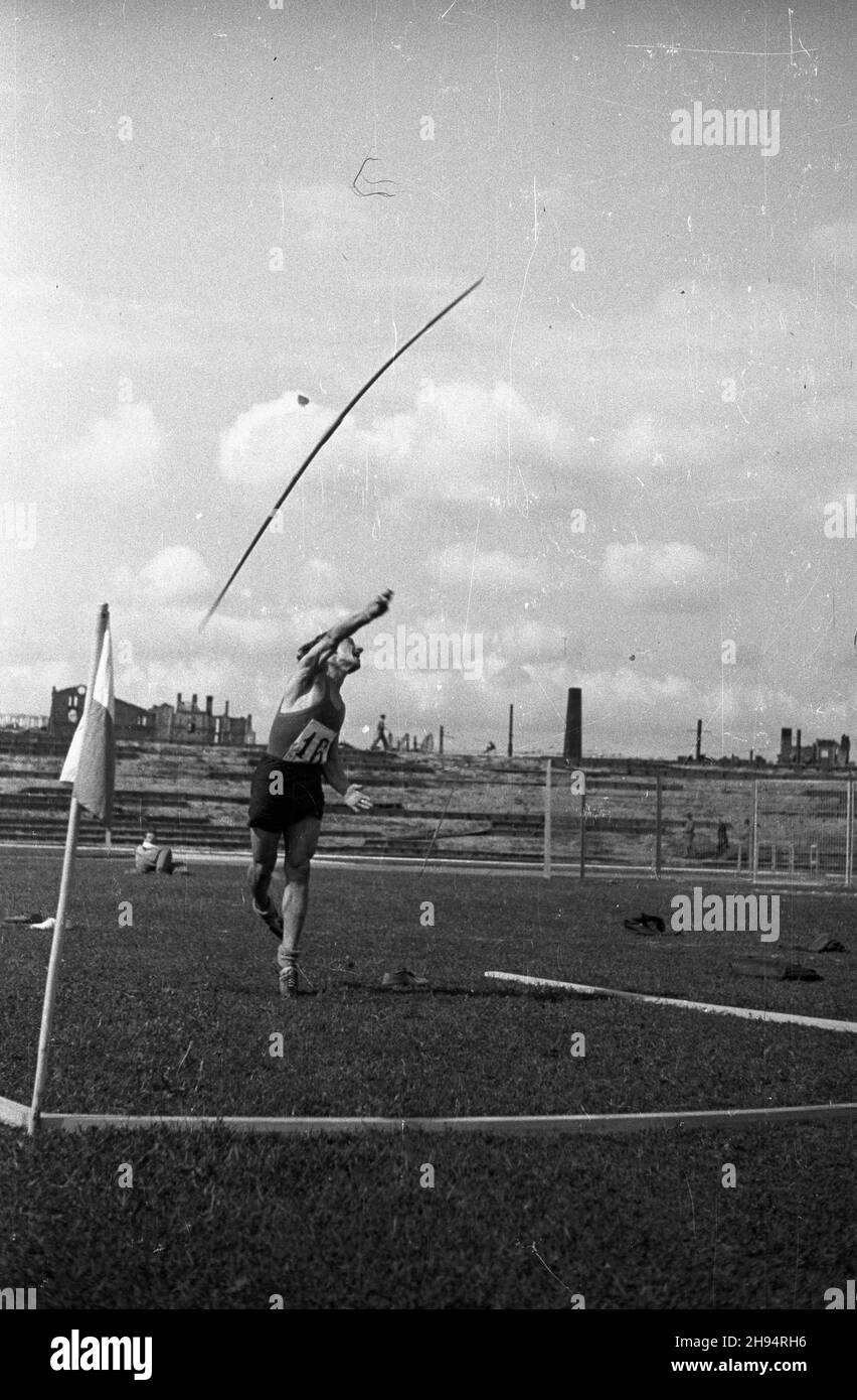 Warszawa, 1947-07-13. Stadion Wojskowego Klubu Sportowego Legia. XXIII Lekkoatletyczne Mistrzostwa Polski Mê¿czyzn, rozgrywane w dn. 12-13 lipca. Nz. rzut oszczepem. bk/ak  PAP      Warsaw, July 13, 1947. The Military Sports Club Legia stadium. 23rd Polish Championship in Men's Athletic, between Aug. 12th and 13th. Pictured: javelin throw.  bk/ak  PAP Stock Photo