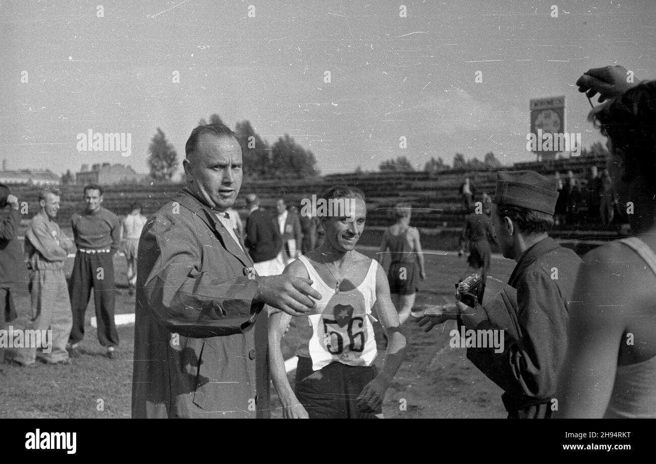 Warszawa, 1947-07-13. Stadion Wojskowego Klubu Sportowego Legia. XXIII Lekkoatletyczne Mistrzostwa Polski Mê¿czyzn, rozgrywane w dn. 12-13 lipca. Nz. Stefan Widerski z Klubu Wis³a (2L), zwyciêzca w biegu na 1500 m. bk/ak  PAP    Warsaw, July 13, 1947. The Military Sports Club Legia stadium. 23rd Polish Championship in Men's Athletic, between Aug. 12th and 13th. Pictured: Widerski (2nd from left), winner of the 1500 m race.  bk/ak  PAP Stock Photo