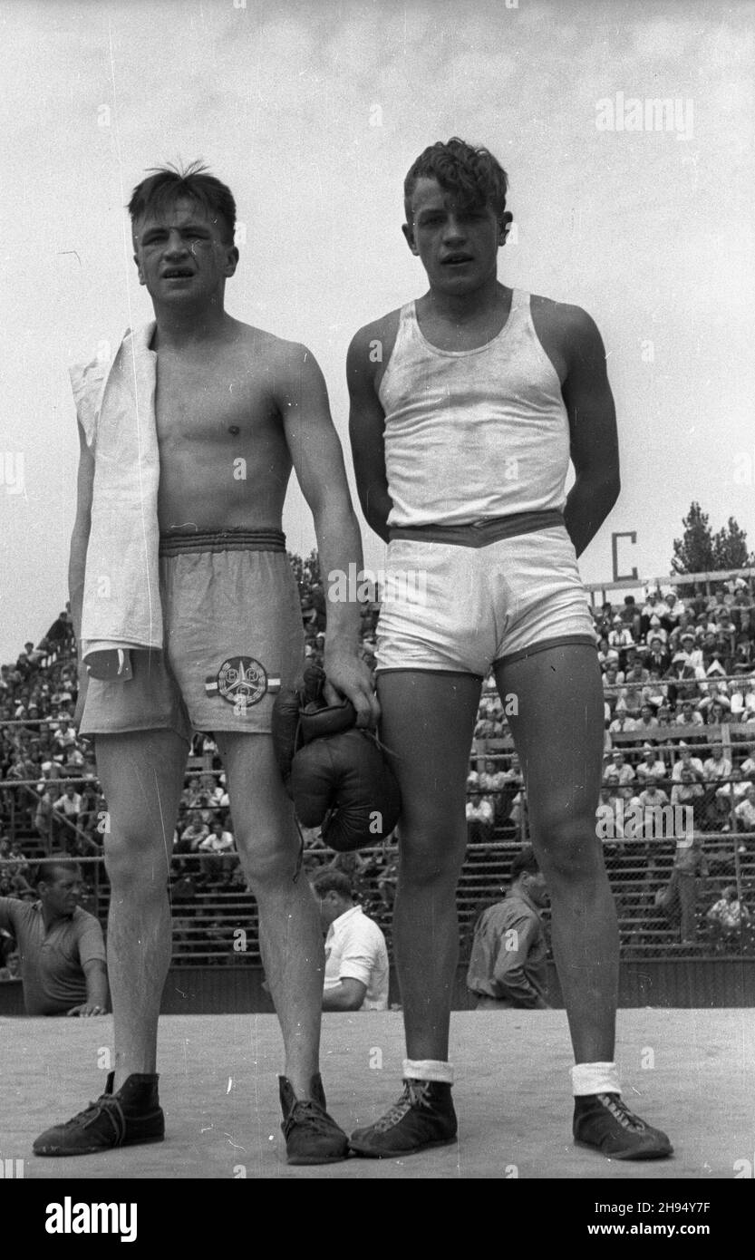 Warszawa, 1947-07-20. Korty tenisowe Wojskowego Klubu Sportowego Legia. Towarzyski mecz bokserski pomiêdzy reprezentacj¹ polskiej Milicji Obywatelskiej (MO) i milicji wêgierskiej. Nz. piêœciarze po zakoñczonej remisem walce w kategorii piórkowej - Go³yñski (1P) kontra Verhegyi. bk/pp  PAP      Warsaw, July 20, 1947. Tennis courts of Legia Military Sport Club. A friendly boxing match between Polish and Hungarian militia teams. Pictured: boxers after a featherweight match that ended with a draw: Golynski (1st from right) and Verhegyi.  bk/pp  PAP Stock Photo