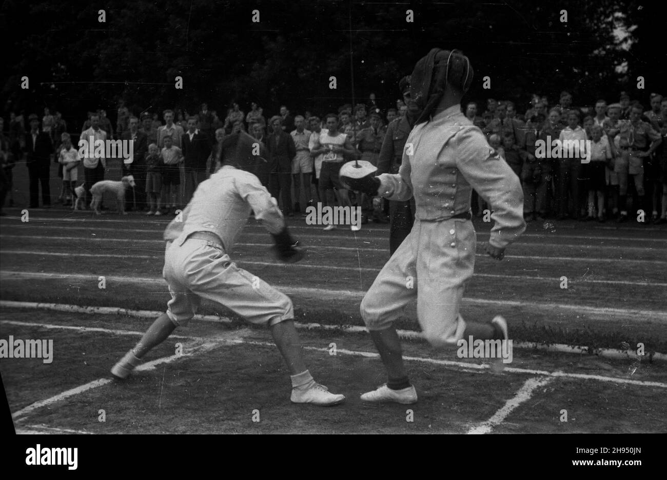 Bydgoszcz, 1947-07-20. Stadion Miejski. III Mistrzostwa Sportowe Lotnictwa Polskiego, rozgrywane w dniach 20-24 lipca. Nz. pojedynek w szermierce. bk/mgs  PAP      Bydgoszcz, July 20, 1947. Town Sadium. The 3rd Sports Championships of Polish Aviation held on July 20-24. Pictured: fencing.  bk/mgs  PAP Stock Photo