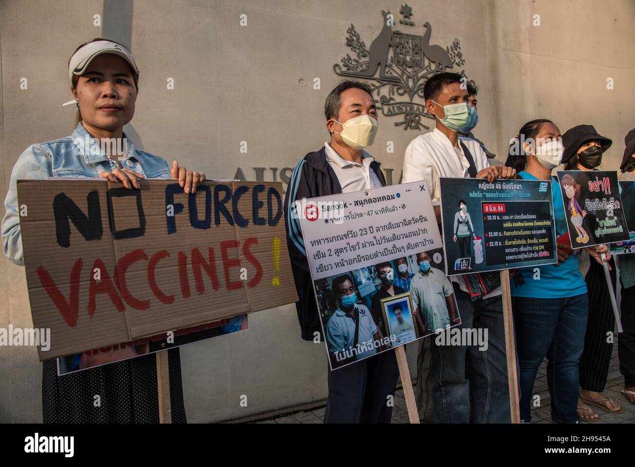 Anti vaccination protesters hold placards that express their opinions in front of the Australia Embassy during the demonstration.Protesters gathered at the Lumpini Park before marching to Australia Embassy in Bangkok, Thailand to protest against mandatory vaccination in Thailand. (Photo by Peerapon Boonyakiat / SOPA Images/Sipa USA) Stock Photo