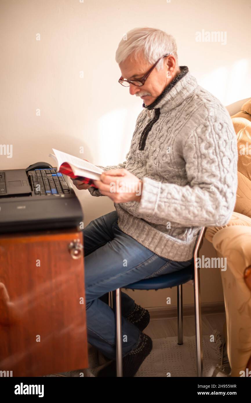 Angry grey haired old man hi-res stock photography and images - Alamy
