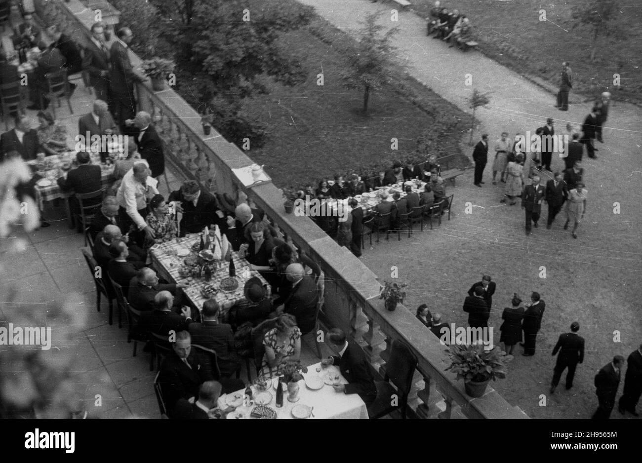 Warszawa, 1947-07-22. 22 lipca - Œwiêto Odrodzenia Polski. Przyjêcie w gmachu Prezydium Rady Ministrów (d. pa³ac Namiestnikowski) przy Krakowskim Przedmieœciu. Nz. uczestnicy przyjêcia na ty³ach pa³acu. bk/pp  PAP/Stanis³aw D¹browiecki      Warsaw, July 22, 1947. Poland Restitution Anniversary. A party in the building of Presidium of the Ministry Council (former Namiestnikowski Palace) at Krakowskie Przedmiescie Street. Pictured: participants of the party at the rear of the palace.  bk/pp  PAP Stock Photo