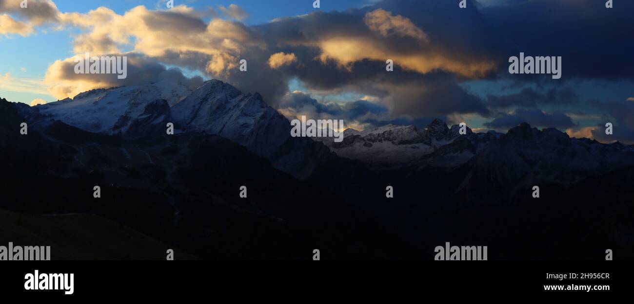 Marmolata, Marmolada, Dolomiten, Panorama mit atemberaubender Wolkenstimmung und dramatischer Lichtstimmung in Südtirol in den Dolomiten in Italien Stock Photo