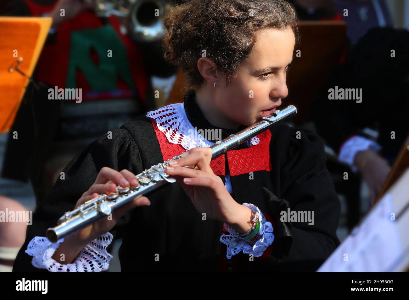 Meran, Kurstadt, Weinfest, Trachtenfest, Trachtenumzug, Flötenspieler, Orchester oder Musikkapelle beim Konzert. Meran, Südtirol, Dolomiten, Italien Stock Photo