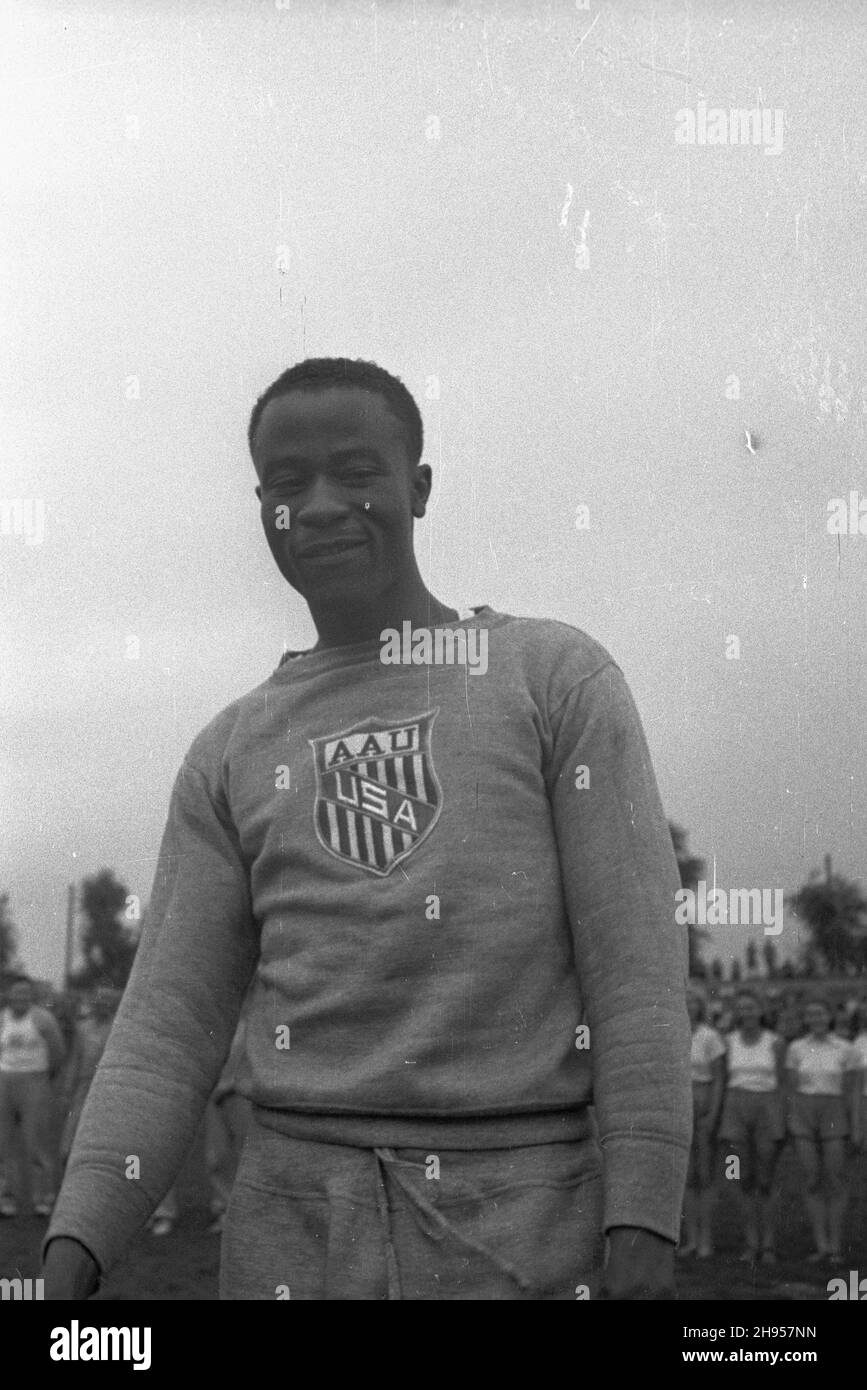 Katowice, 1947-07-27. Miêdzynarodowe Zawody Lekkoatletyczne na stadionie Pogoni. Nz. reprezentant Stanów Zjednoczonych David Benjamin Bolen. wb/gr PAP Katowice, July 27, 1947. An international track-and-field meet in Pogon Stadium. Pictured: David Benjamin Bolen from the U.S. team. wb/gr PAP Stock Photo