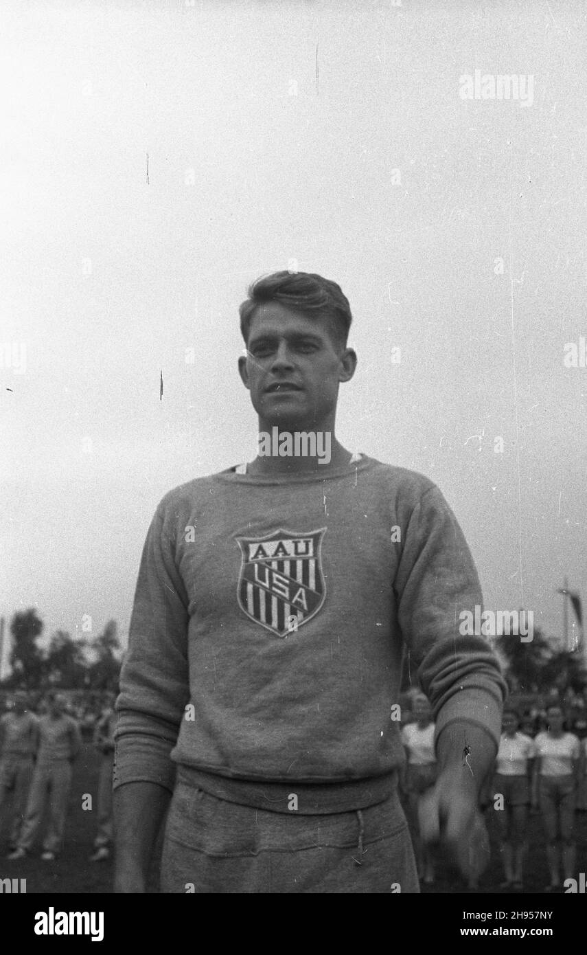 Katowice, 1947-07-27. Miêdzynarodowe Zawody Lekkoatletyczne na stadionie Pogoni. Nz. reprezentant Stanów Zjednoczonych Albert Richmond Morcom. wb/gr PAP Katowice, July 27, 1947. An international track-and-field meet in Pogon Stadium. Pictured: Albert Richmond Morcom from the U.S. team. wb/gr PAP Stock Photo
