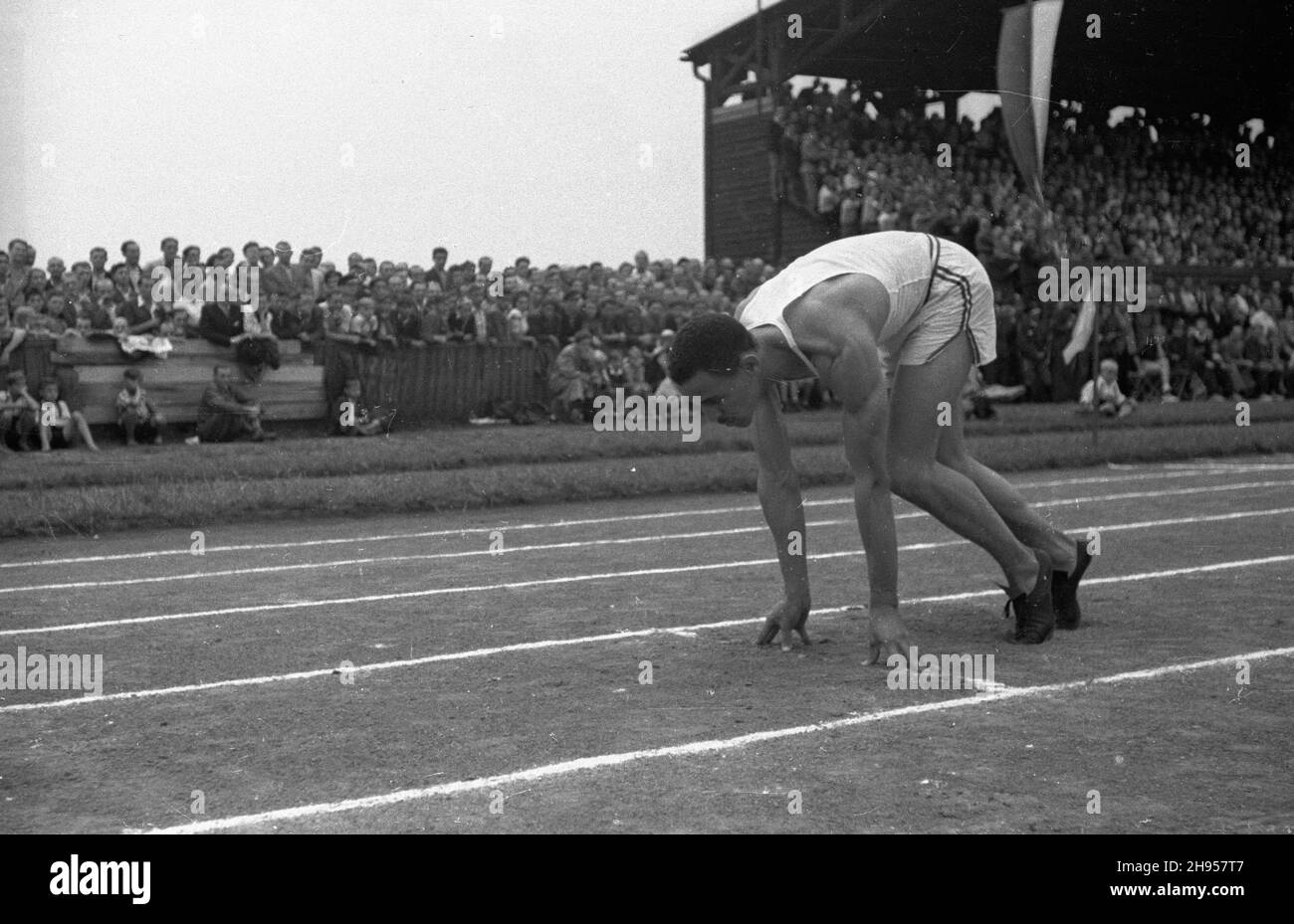 Katowice, 1947-07-27. Miêdzynarodowe Zawody Lekkoatletyczne na stadionie Pogoni. Nz. reprezentant Stanów Zjednoczonych Malvin Greston Whitfield przygotowuj¹cy siê do startu. wb/gr PAP Katowice, July 27, 1947. An international track-and-field meet in Pogon Stadium. Pictured: Malvin Greston Whitfield from the U.S. prepares for a heat. wb/gr PAP Stock Photo