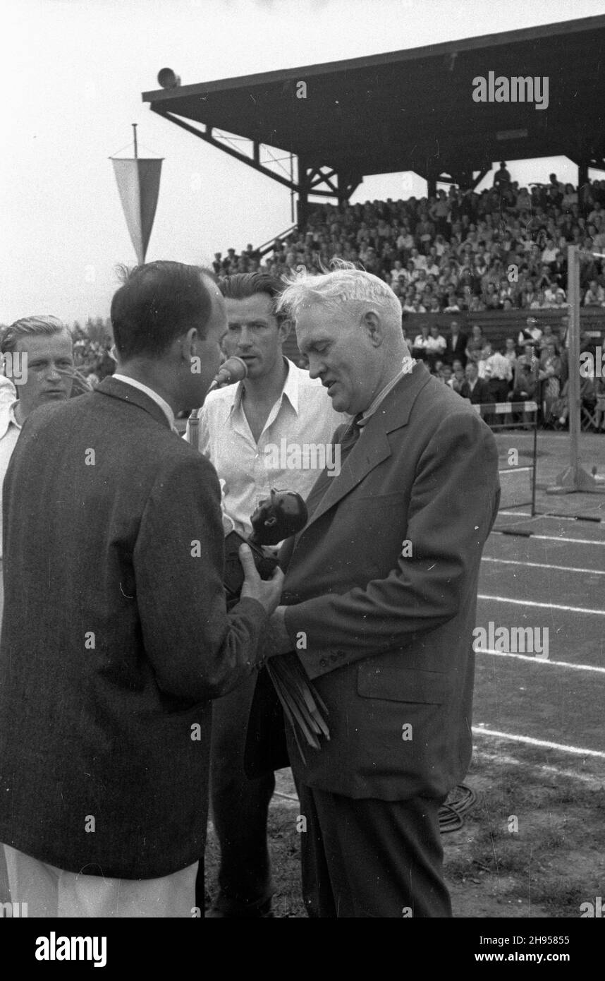 Katowice, 1947-07-27. Miêdzynarodowe zawody lekkoatletyczne na stadionie Pogoni. Nz. uroczystoœæ otwarcia zawodów sportowych. wb/gr PAP Katowice, June 27, 1947. International Athletic Competition on the Pogon stadium. Pictured: opening day. wb/gr PAP Stock Photo