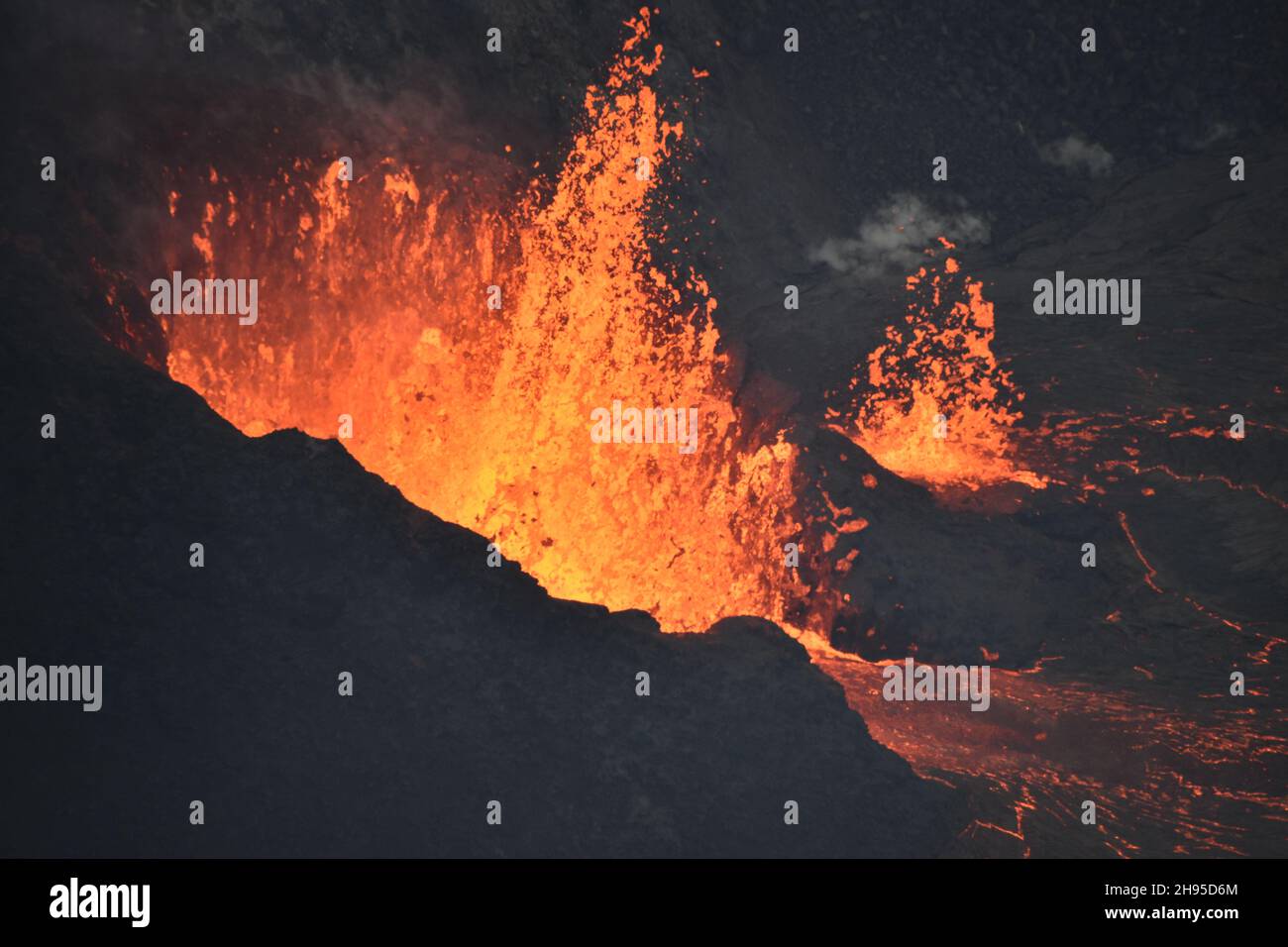 Kapoho, United States of America. 12 October, 2021. Glowing lava fountains out of the west vent on the base and west wall of Halemaumau, at Kilauea summit inside Hawaii Volcanoes National Park, October 12, 2021 in Kapok, Hawaii. Lava fountaining at multiple fissure locations on the base and west wall of the crater continued, and a lava lake is growing within the volcanic crater.  Credit: Brett Carr/USGS/Alamy Live News Stock Photo