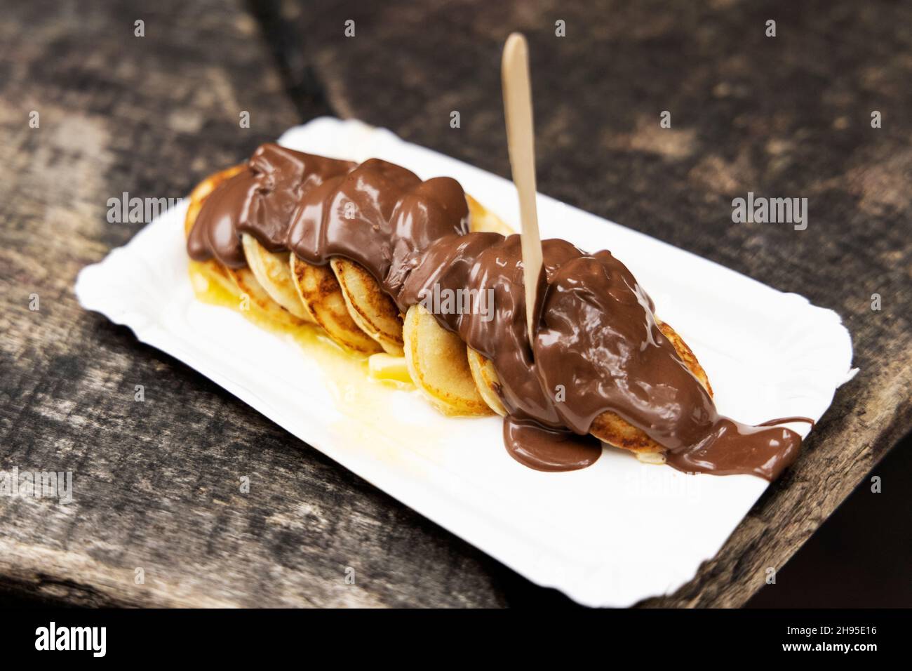 https://c8.alamy.com/comp/2H95E16/poffertjes-tiny-puffed-dutch-pancakes-with-nutella-from-the-albert-cuyp-market-in-amsterdam-netherlands-2H95E16.jpg