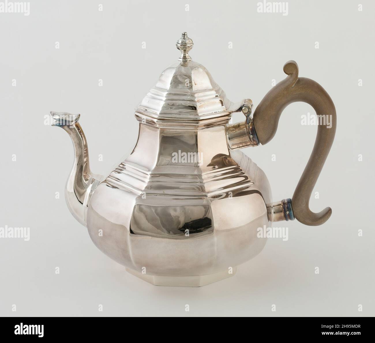 Antique sterling silver teapot hi-res stock photography and images - Alamy