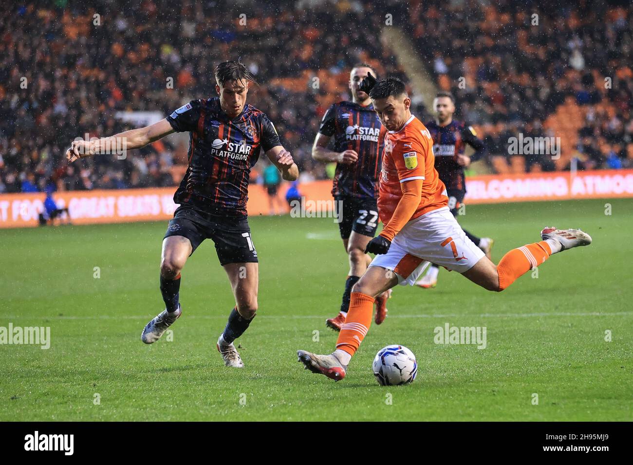 Owen Dale 7 0f Blackpool shoots on goal Stock Photo Alamy