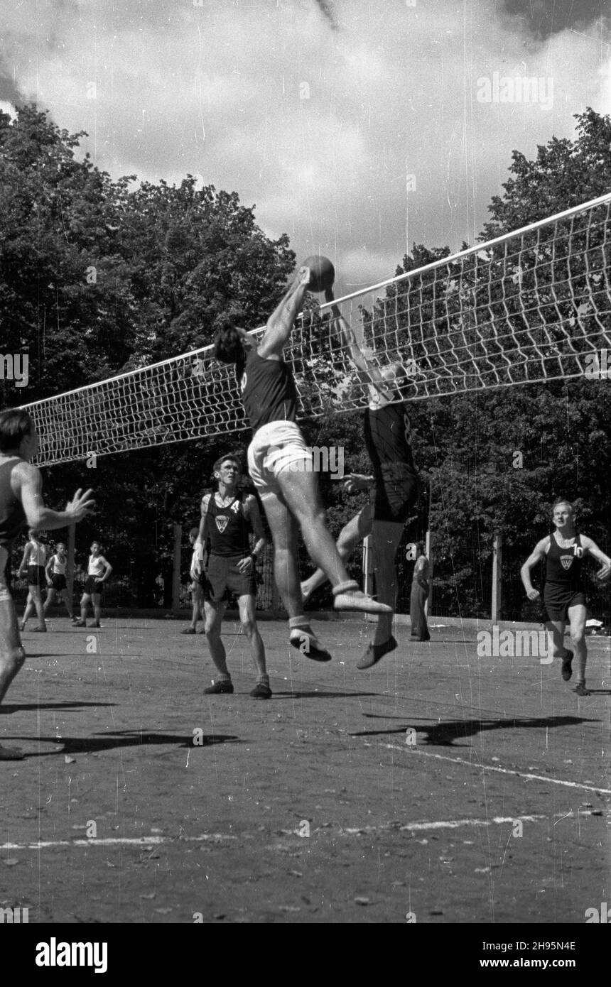 £ódŸ, 1947-08. I Igrzyska Spó³dzielczych Klubów Sportowych w dniach 15-17 sierpnia 1947 r. Mecz siatkówki mêskiej SKS Radom - SKS Katowice rozgrywany na boisku w parku Helenowskim. wb/gr  PAP    Dok³adny dzieñ wydarzenia nieustalony.      Lodz, Aug. 1947. The 1st Co-operative Sport Club Games on August 15-17, 1947. Pictured: a men's volleyball match (SKS Radom vs. SKS Katowice) in Helenowski Park.  wb/gr  PAP Stock Photo
