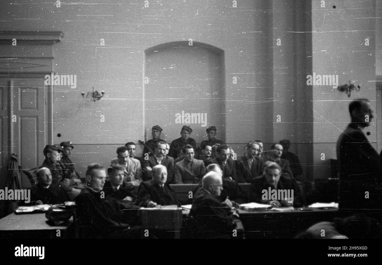 Kraków, 1947-08. Proces Zarz¹du G³ównego Zrzeszenia Wolnoœæ i Niezawis³oœæ. W dniach 11 VIII - 10 IX s¹dzono 17 osób, z których 8 skazano na œmieræ (nastêpnie kary zamieniono). Nz. oskar¿eni i obroñcy. bb/gr  PAP    Dok³adny dzieñ wydarzenia nieustalony.      Cracow, August 1947. The trial of the main board of the Freedom and Independence (WiN) anti-communist organisation. Between August 11 and September 10 17 people were tried of whom 8 were sentenced for death (later penalties were commuted). Pictured: the accused and their attorneys-at-law.  bb/gr  PAP Stock Photo
