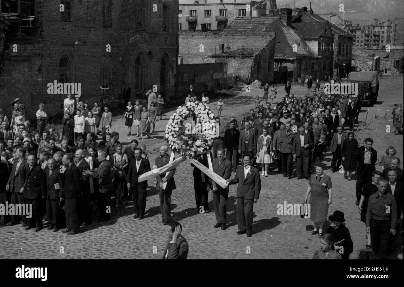 Warszawa, 1947-08-01. Obchody trzeciej rocznicy wybuchu Powstania Warszawskiego. Uroczystoœci na Solcu, w miejscu masowego stracenia Polaków (hitlerowcy w szpitalu powstañczym 18 wrzeœnia 1944 r. rozstrzelali 60 rannych Polaków). wb/gr  PAP      Warsaw, Aug. 1, 1947. The 3rd anniversary of Warsaw Upraising outbreak. Ceremony at Solec, at the place of the mass execution of Polish people (Sept. 18, 1944, Germans executed 60 wounded people at the Insurgent Hospital).  wb/gr  PAP Stock Photo
