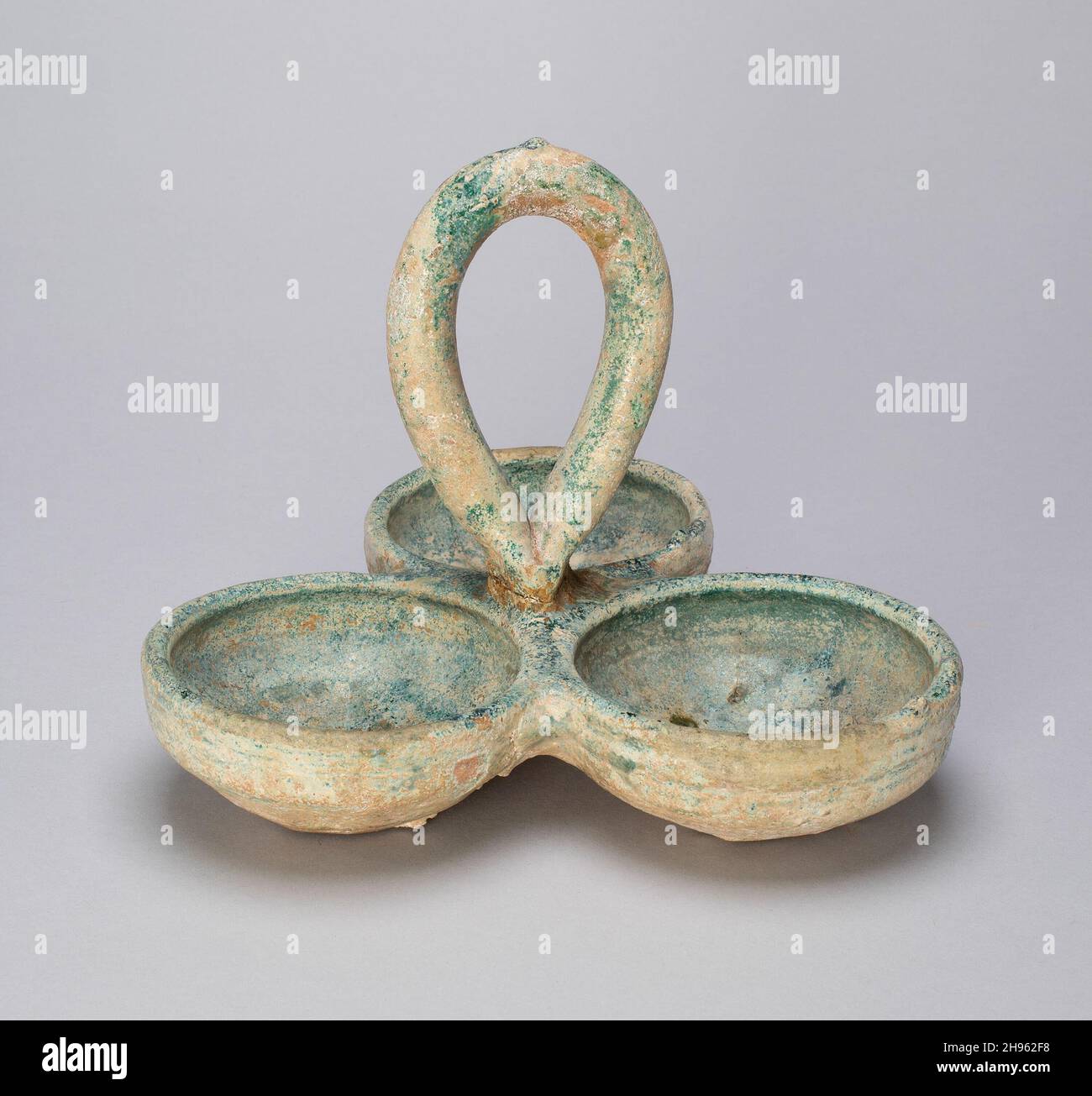 Three-Cupped Dish with Loop Handle, Eastern Han dynasty (A.D. 25-220 ...