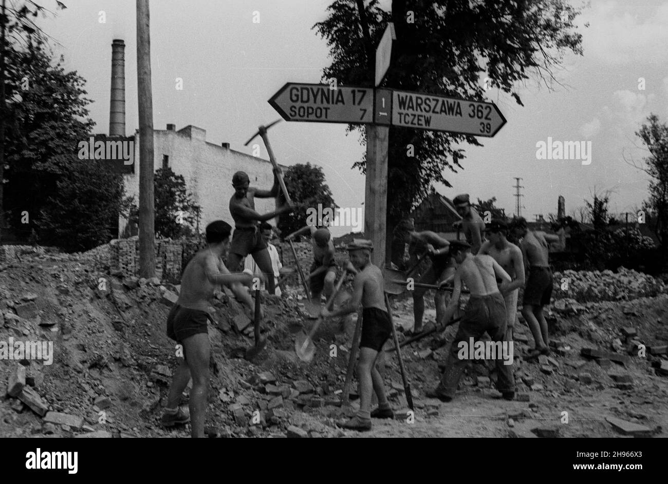 Gdañsk, 1947-08. Harcerze z Gdyni usuwaj¹ gruz w okolicach Oliwy. Dok³adny dzieñ wydarzenia nieustalony.  bk/ak  PAP    Gdansk, Aug. 1947. Scouts from Gdynia removing rubbles in Oliwa area.  bk/ak  PAP Stock Photo