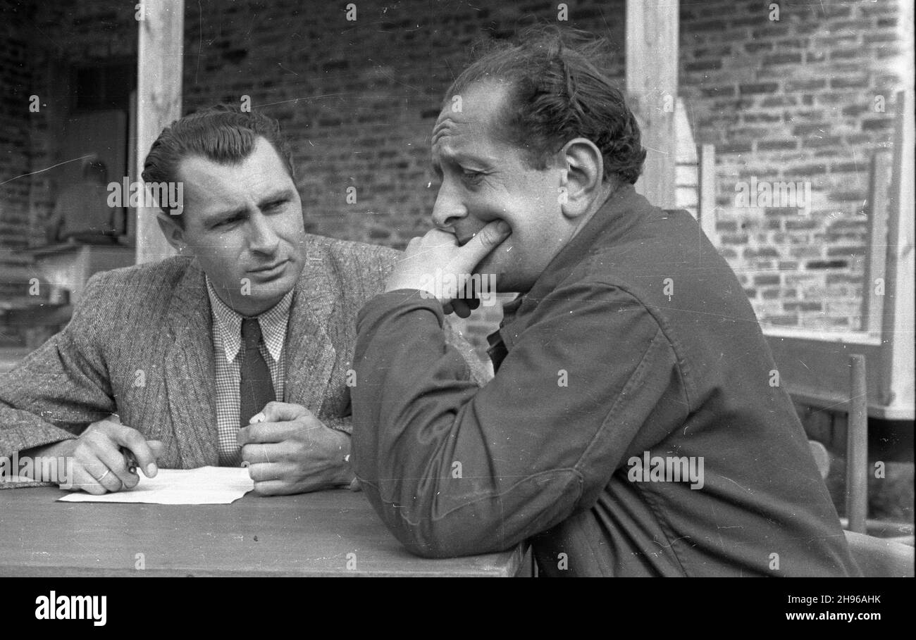 Warszawa, 1947-08. Nowo wybudowana szko³a podstawowa w Ogrodzie Saskim. Nz. wizyta ekipy Polskiej Kroniki Filmowej, przy stole siedzi¹: sprawozdawca radiowy Tadeusz Pyszkowski, operator kamery W³adys³aw Forbert (P). bb/gr PAP Dok³adny dzieñ wydarzenia nieustalony. Warsaw, Aug. 1947. Newly built primary school in the Saski Garden. Pictured: a visit by a crew of the Polish Film Chronicle. At the table: commentator Tadeusz Pyszkowski, camera-man Wladyslaw Forbert (right). bb/gr PAP Stock Photo